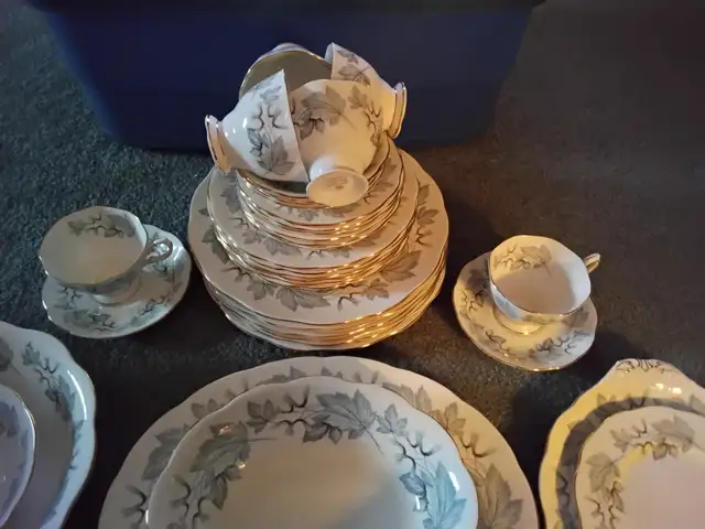 Royal Albert Silver Maple, 6 settings, platter, bowls, 37 items511719537566689284