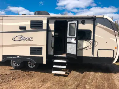 Enjoy this rear bath layout Cougar X-Lite travel trailer model 26RB| which also features a kitchen i...
