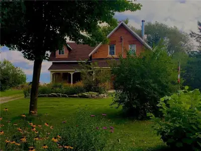 STORY BOOK HOBBY FARM Room For Rent