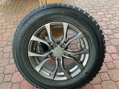 Pneus : Yokohama iceGUARD iG51v (Excellente adhérence sur la glace et la neige)Dimension : 245/65R17...