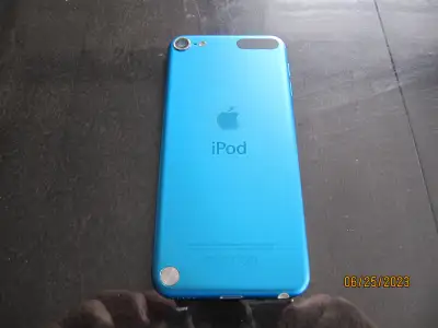 i pod 5 - 16 GB Bleu, en parfaite condition, View more