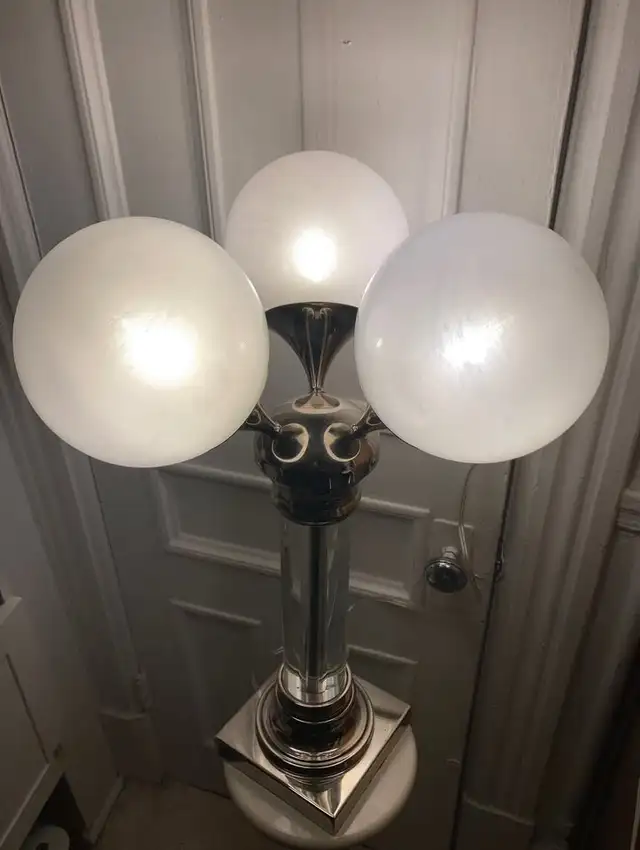 Retro Chrome and Glass Table Lamp with 3 Globes - $270 Cash Only in Indoor Lighting & Fans in City of Montréal - Image 2