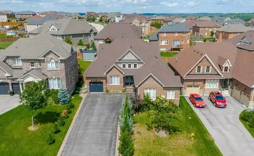 Located in the prestigious Fieldstone community of Mono, this elegant all-brick bungaloft combines s...