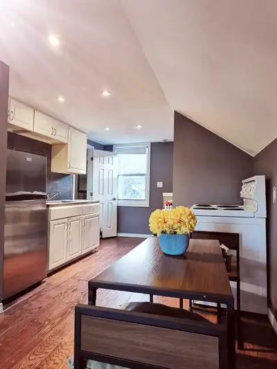 Corktown one-bedroom apartment all inclusive one parking