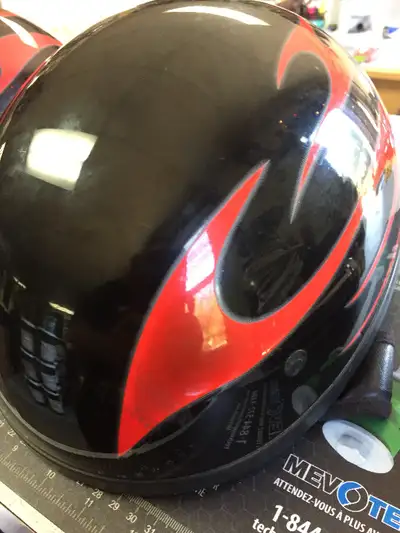 CASQUE USAGÉ POUR MOTO 65$ GRANDEUR MÉDIUM, IL NE TEXTE PAS, PAR TÉLÉPHONE SEULEMENT 819-268-4225 ME...