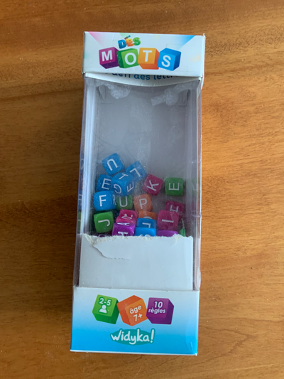 Jeu de société éducatifs «Dés Mots Dingues» de la compagnie Widyka. De 2 à 5 joueurs, 7 ans et +. Di...