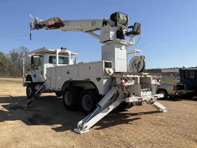2013 International Altec D3060-BT Digger Derrick in Other in Moose Jaw - Image 3