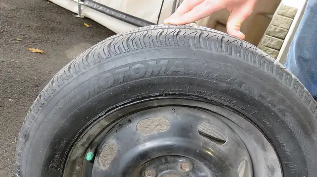 4 Winter Tires with Rims + Tire Rack – 14" – Great Condition in Tires & Rims in Laval / North Shore - Image 4