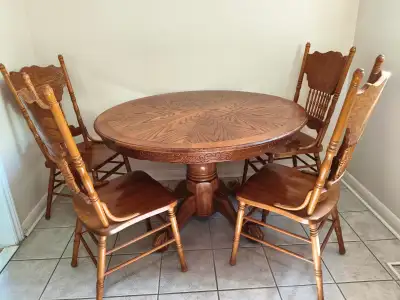 Used solid oak dining table and 6 chairs. Well maintained and in excelling condition, as good as new...