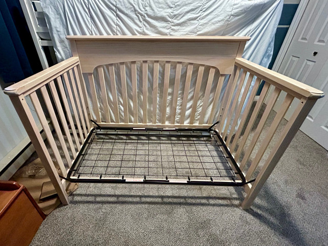 Graco Convertible Crib in Cribs in Dartmouth - Image 2