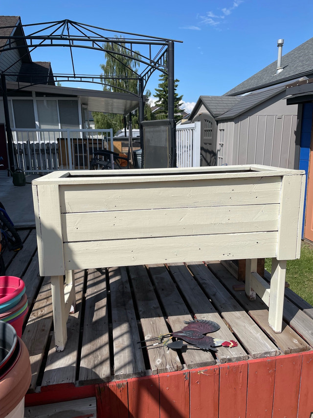 Planter box  in Plants, Fertilizer & Soil in Calgary