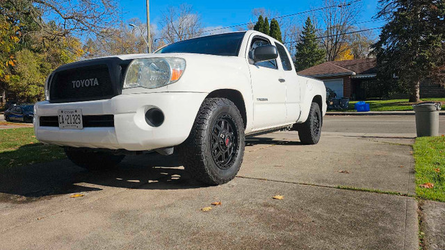 2009 toyota tacoma  in Cars & Trucks in Hamilton - Image 3