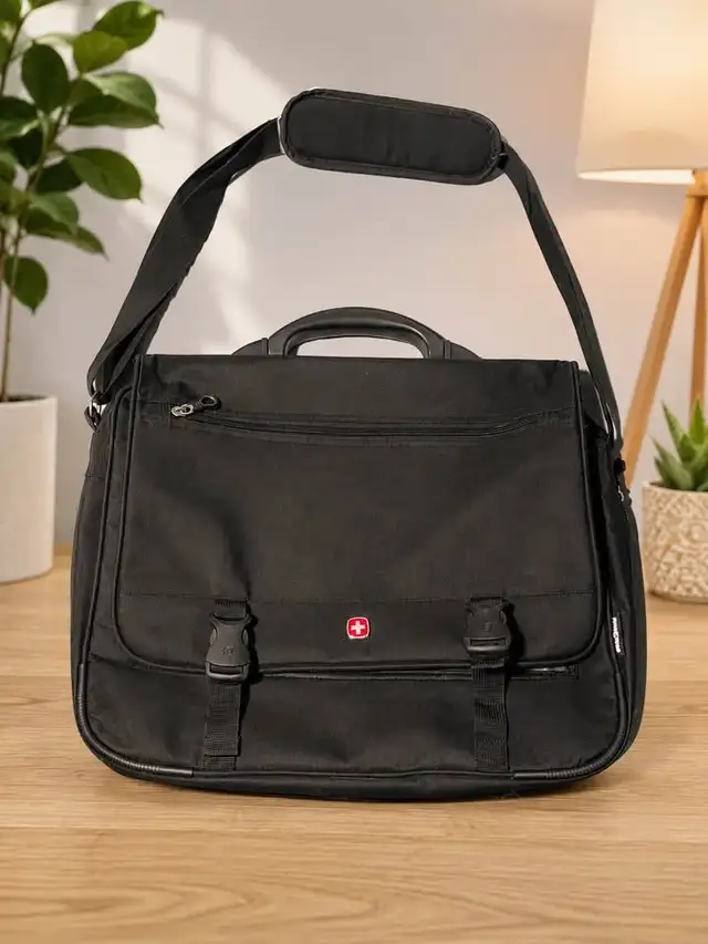 Wenger / SwissGear Laptop Messenger Bag – Black