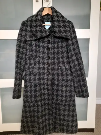Selling in great condition Women's winter coat Guess by Marciano size M. Asking $40 cash. Pick up in...