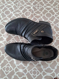 Black ankle boots size 8/Botillons noirs