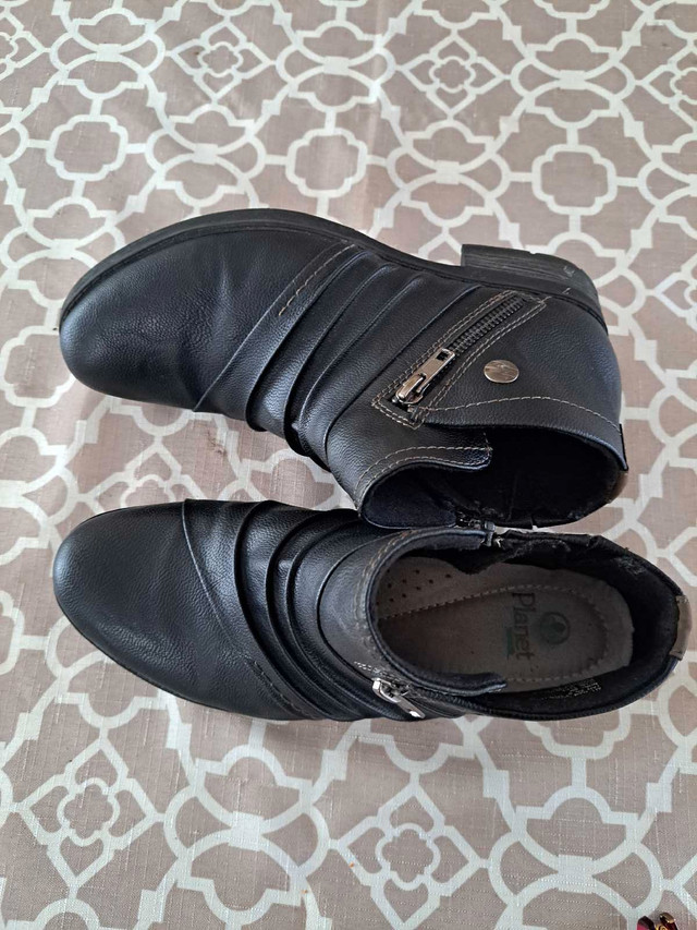 Black ankle boots size 8/Botillons noirs dans Femmes - Chaussures  à Ville de Montréal