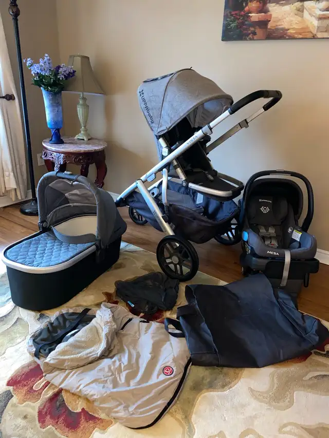 Uppababy Vista stroller with bassinet ( car seat extra cash )  in Strollers, Carriers & Car Seats in Markham / York Region - Image 3