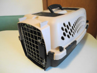 LIKE NEW ! PETMATE SMALL DOG TRAVEL CARRIER