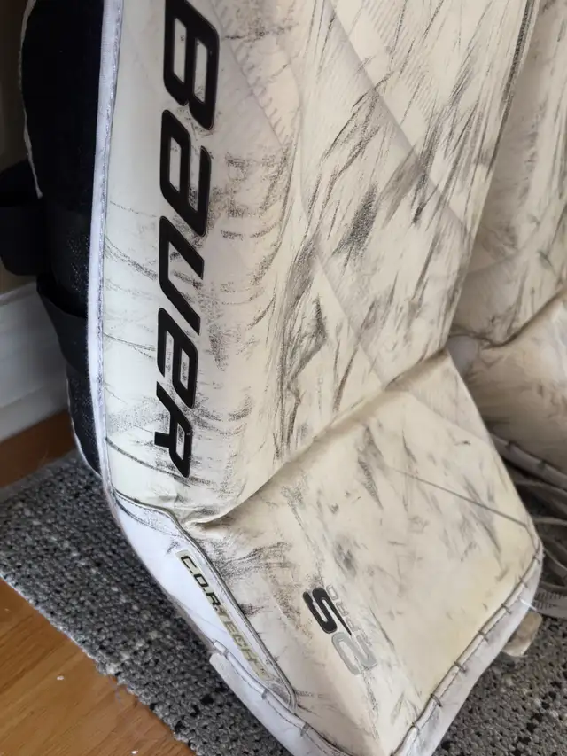 Bauer 2S Pro Senior Goalie Pads in Hockey in Oakville / Halton Region - Image 11