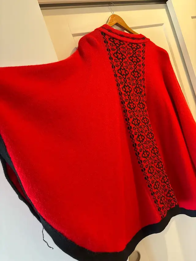 Elise Design Norge Poncho in Women's - Tops & Outerwear in City of Halifax - Image 5