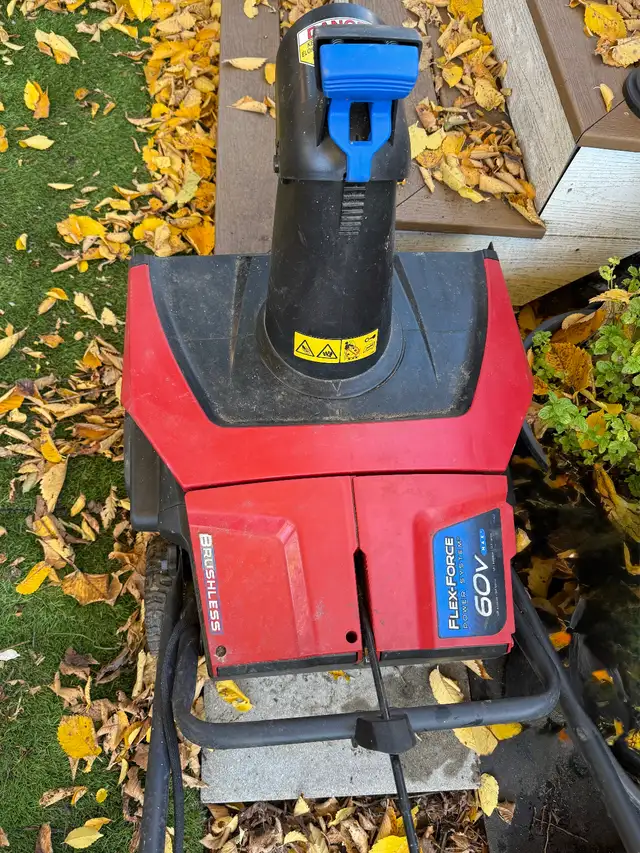 Toro 60V Max 21-inch Power Clear e21 Electric Cordless Snow Blow in Snowblowers in City of Toronto - Image 4