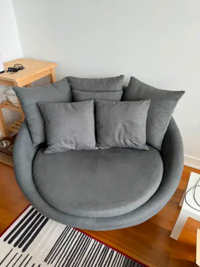COZY Round-Shaped Loveseat from Structube Bought in October 2023 Selling because moving out of the c...
