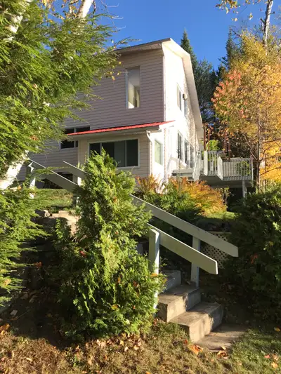 Situer a : La Minerve ... MAISON , 4 saisons , bord direct de l'eau ( lac ) , Terrain de 63 000 pied...