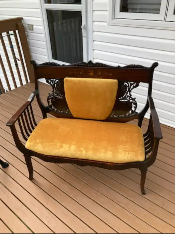 Antique loveseat in Couches & Futons in Cole Harbour - Image 2