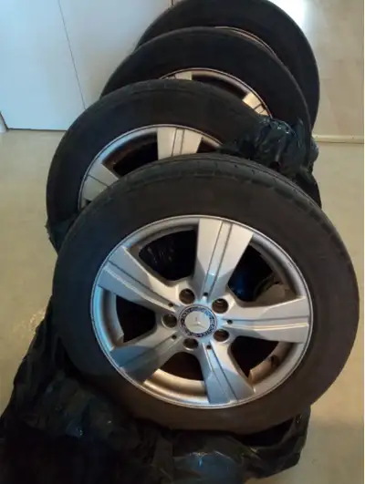 4 Mag 16 pouces, d'origine Mercedes B200, avec 4 pneus d'été. Pneus Zeta ZTR10 205/55R16 Prix : 350$