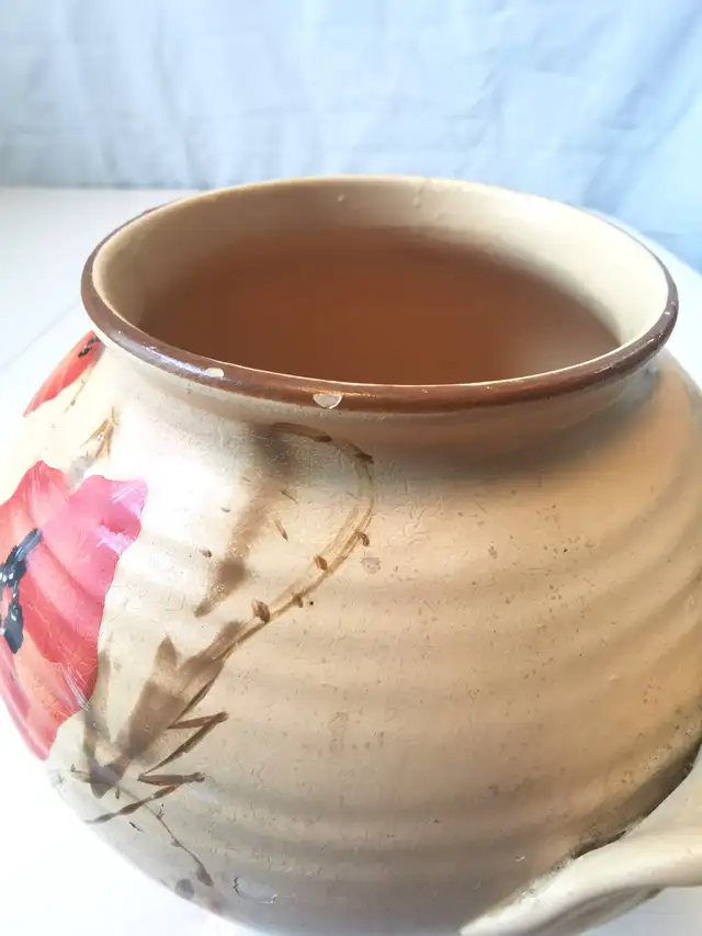 Share Ceramic Poppy Vase Wide Scroll Handles Art Deco Circa 1940 in Home Décor & Accents in Markham / York Region - Image 6