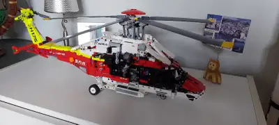 LEGO Technic no. 42145. L'hélicoptère de secours Airbus H175. Manuel d'assemblage et sacs numérotés...