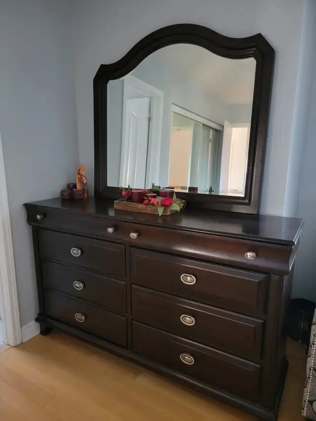 Dark Wood Bedroom Furniture Set in Multi-item in Mississauga / Peel Region - Image 3