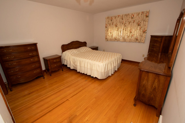 Bedroom Set - 6 piece - Queen in Dressers & Wardrobes in St. Catharines