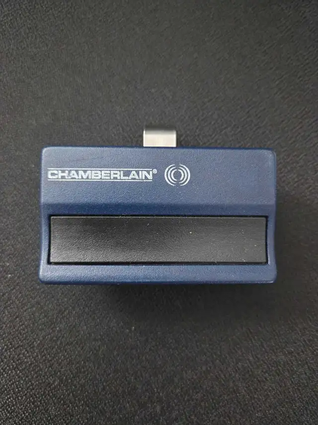 Chamberlain Garage Remote in Garage Doors & Openers in City of Montréal - Image 2