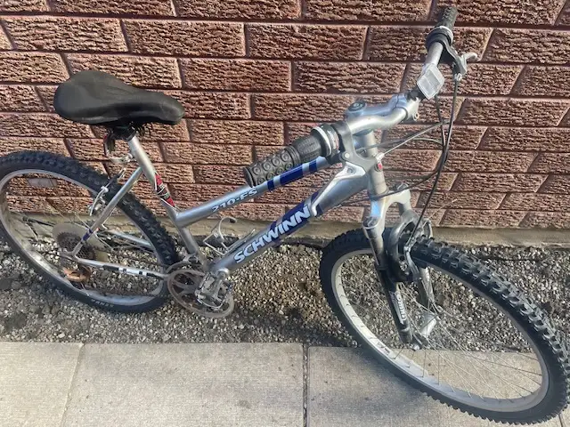 Schwinn Ladies Bike in Road in City of Toronto - Image 3