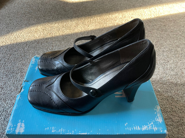 Women’s dress shoes  in Women's - Shoes in Bedford - Image 2