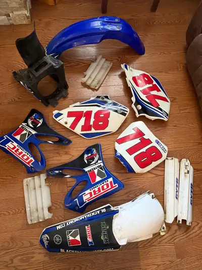 Selling full plastic kit off of a Yamaha yz125 2002. They are the original plastic with decal kit. I...