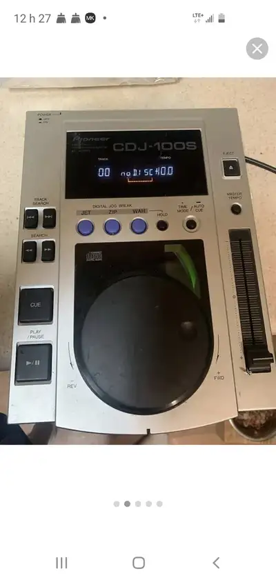Un lecteur cd pionnier de DJ en bonne condition , date des années 2000 , fonctionne tres bien et l e...
