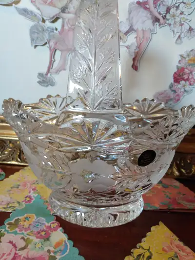 Lead Cristal basket with floral motif, View more