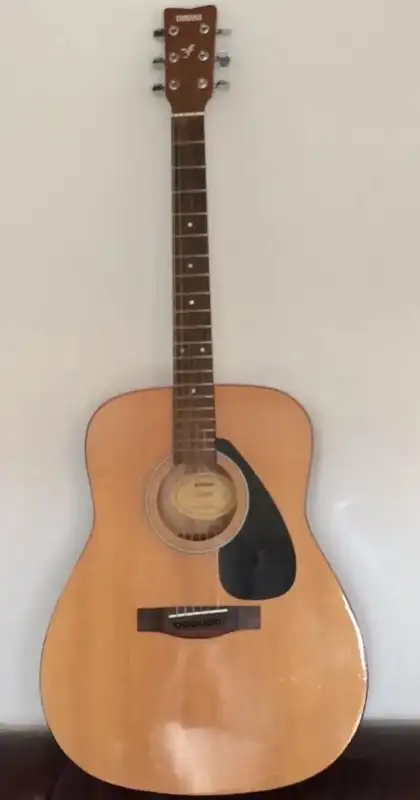Acoustic guitar Yamaha with case in Guitars in City of Montréal - Image 2