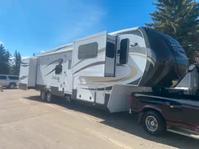 I'm selling a 2014 Infinity Penthouse model fifth-wheel trailer that offers a luxurious and spacious...