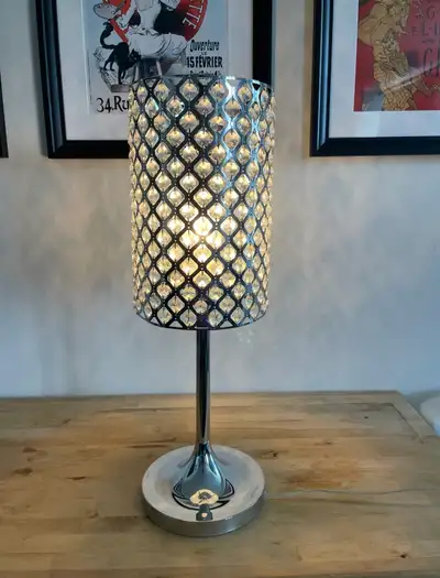Table lamp in great condition, 24 inches tall. Matching floor lamp in great condition also available...