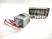 PHOTOCONTROL 2100 SERIES - TORK SPEC GRADE 1/2" CONDUIT MOUNTING