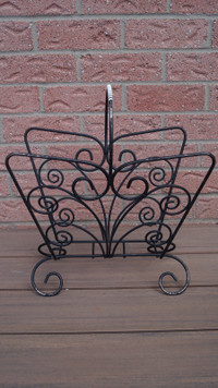 VINTAGE METAL MAGAZINE RACK