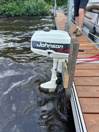 MOTEUR 2HP - 2 temps Marque : Johnson Réservoir intégré sur le dessus Très bon état. Prix : $250.00...