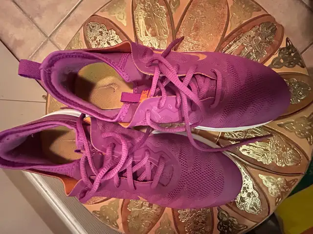 NIKE MESH RUNNING SHOES in Women's - Shoes in City of Toronto - Image 4