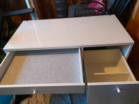 Bureau/Coiffeuse blanche IKEA SYVDE en parfaite condition!
