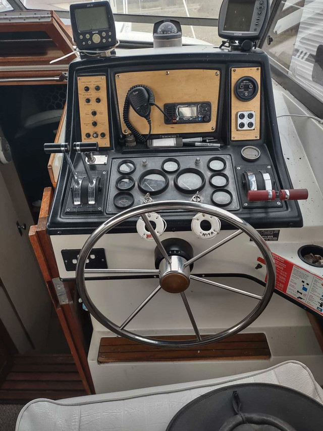 Carver Riviera 28' in Powerboats & Motorboats in Belleville - Image 4