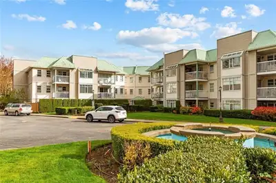 2 Bed / 2 Bath / 2 parking spots