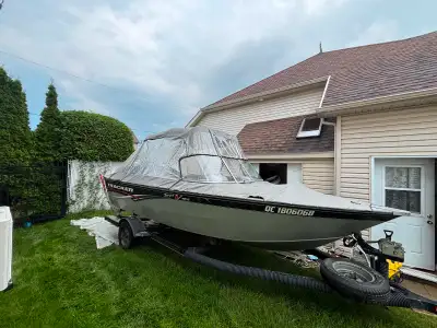 Bateau de pêche et de plaisance 2 moteur 150 hp 2 temps 9.9 hp 4 Temps les deux mercury 2 viviers fo...